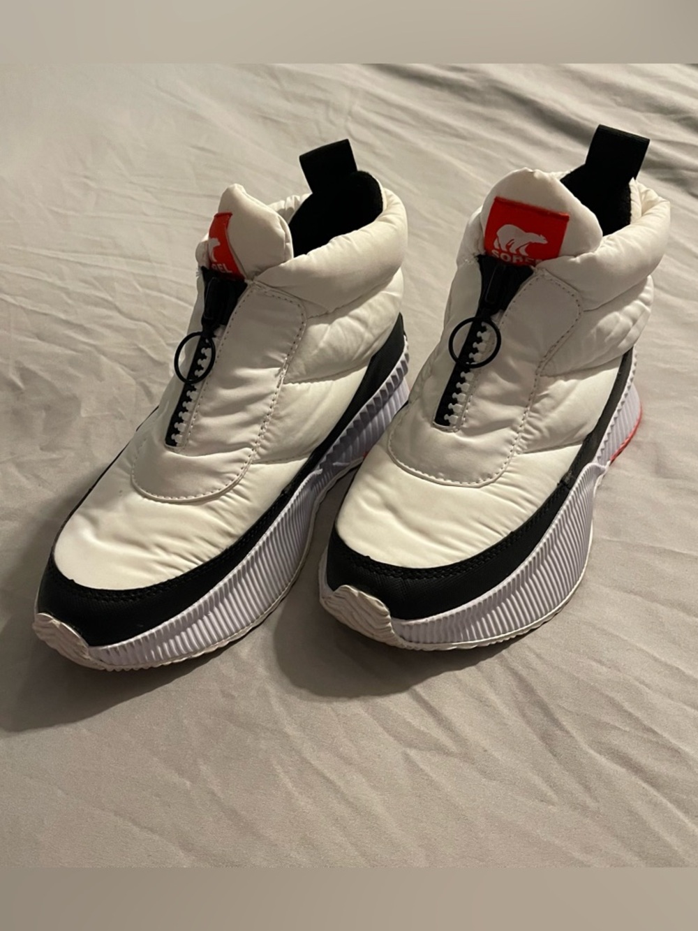 Sorel Womens Out N About III Puffy Zip Black/White High Top Sneaker Boot Size 7